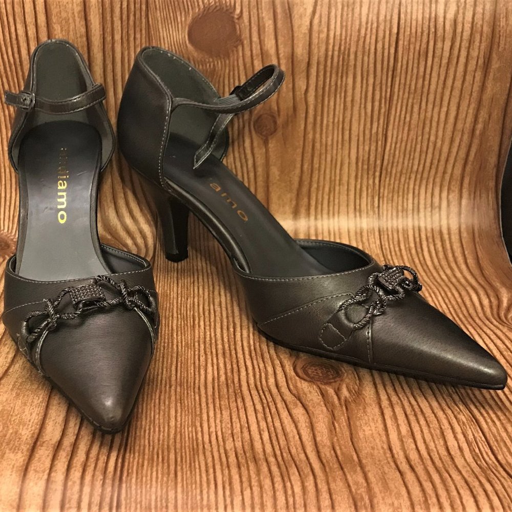 Gray Andiamo heels- Size 7.5 Medium